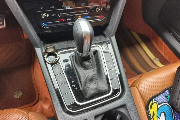 Used Volkswagen FAW-Volkswagen CC 2021 Estate Vehicle 380TSI Vizzion Edition Gear Lever