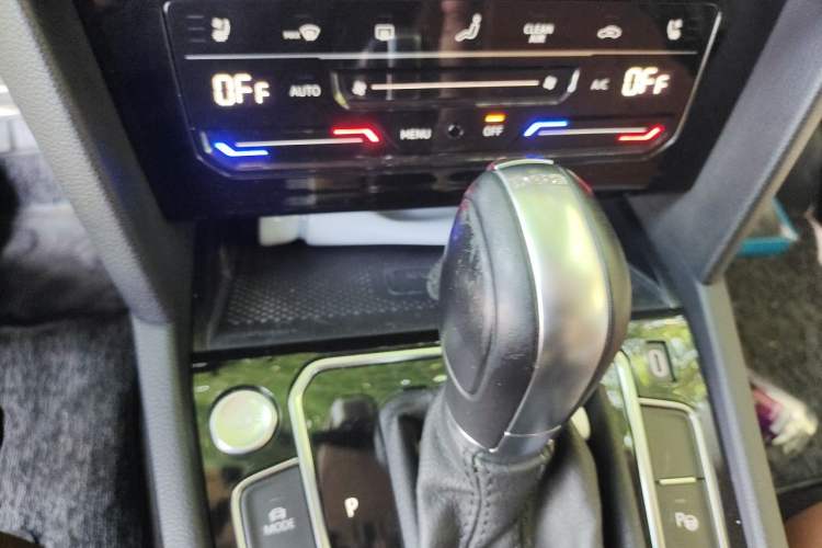 Used Volkswagen FAW-Volkswagen CC 2021 Estate Vehicle 380TSI Vizzion Edition Gear Lever