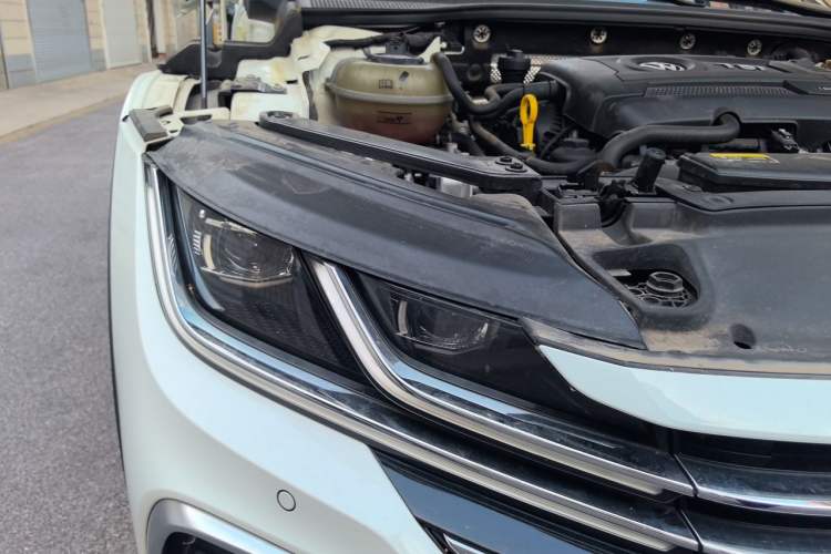 Used Volkswagen FAW-Volkswagen CC 2021 Estate Vehicle 380TSI Vizzion Edition Right Front Headlight