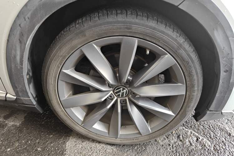 Used Volkswagen FAW-Volkswagen CC 2021 Estate Car 380TSI Vizion Edition Right Front Wheel Hub