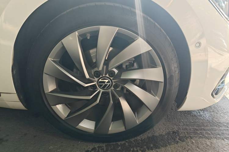 Used Volkswagen FAW-Volkswagen CC 2021 380TSI Striking Edition Right Front Wheel Hub