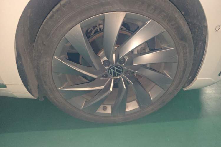 Used Volkswagen FAW-Volkswagen CC 2021 380TSI Striking Edition 30th Anniversary Model Right Front Wheel Hub