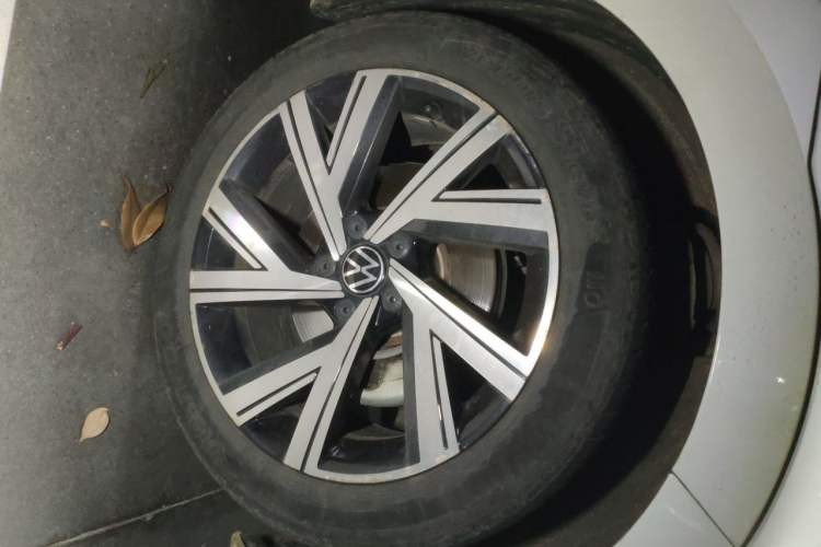 Used Volkswagen FAW-Volkswagen CC 2021 380TSI Striking Edition 30th Anniversary Model Right Front Wheel Hub