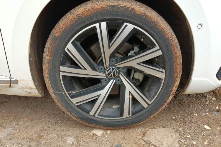 Used Volkswagen FAW-Volkswagen CC 2021 380TSI Striking Edition 30th Anniversary Model Right Front Wheel Hub