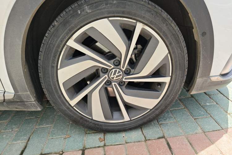 Used Volkswagen FAW-Volkswagen CC 2021 Estate Car 380TSI Vizion Edition Right Front Wheel Hub