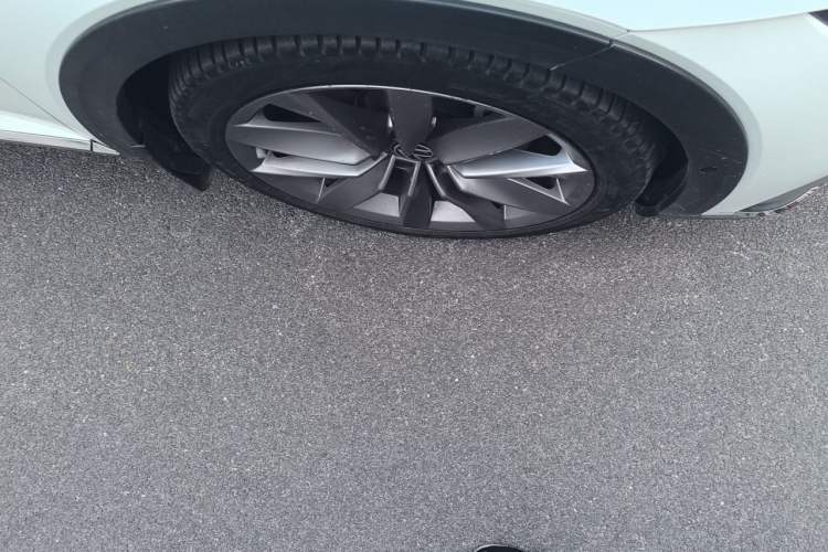 Used Volkswagen FAW-Volkswagen CC 2021 Estate Vehicle 380TSI Vizzion Edition Right Front Wheel Hub