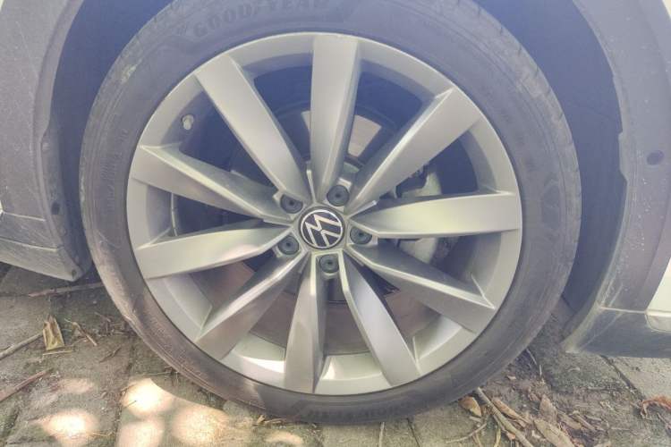 Used Volkswagen FAW-Volkswagen CC 2021 Estate Vehicle 380TSI Vizzion Edition Right Front Wheel Hub