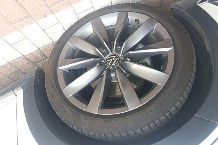 Used Volkswagen FAW-Volkswagen CC 2021 Estate Car 380TSI Vizion Edition Right Front Wheel Hub