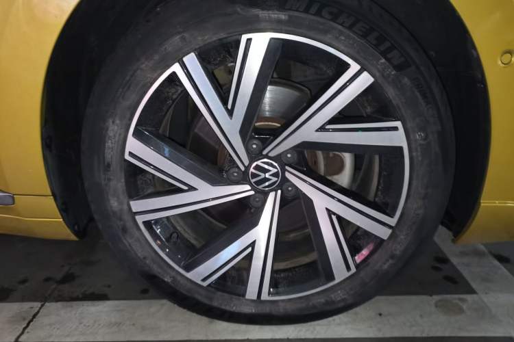 Used Volkswagen FAW-Volkswagen CC 2021 380TSI Striking Edition 30th Anniversary Model Right Front Wheel Hub