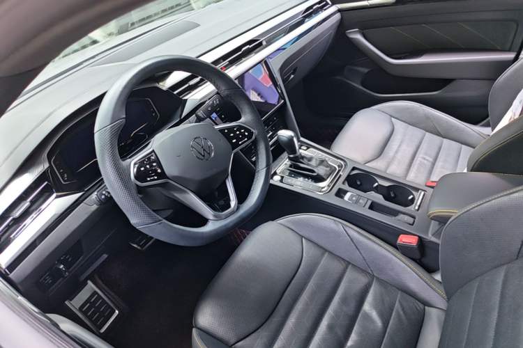Used Volkswagen FAW-Volkswagen CC 2023 380TSI Striking Edition Center Console