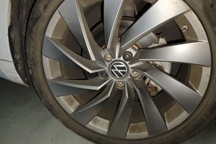 Used Volkswagen FAW-Volkswagen CC 2023 380TSI Striking Edition Right Front Wheel Hub