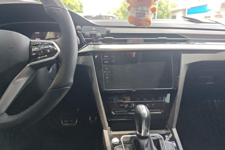 Used Volkswagen FAW-Volkswagen CC 2023 380TSI Striking Edition Center Console