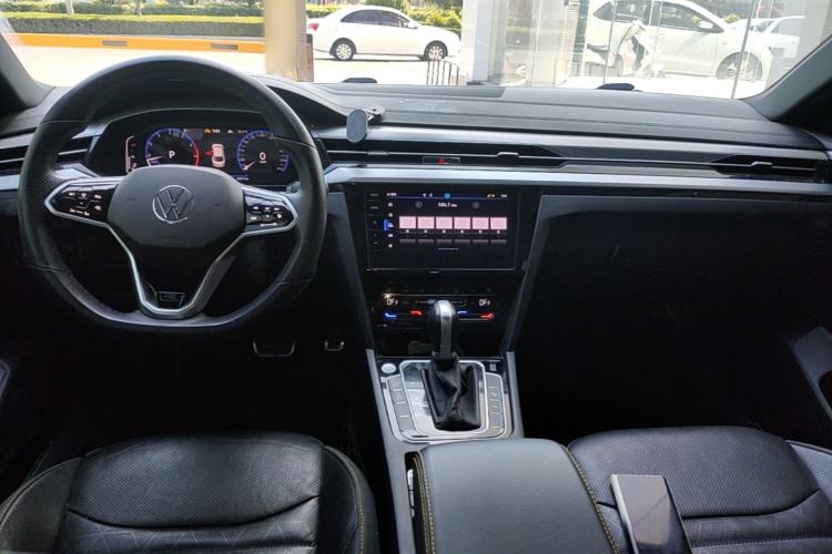 Used Volkswagen FAW-Volkswagen CC 2023 380TSI Striking Edition Center Console