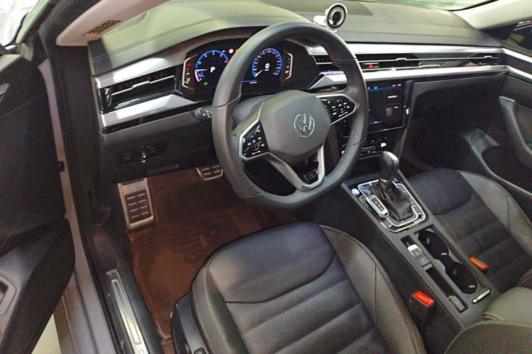Used Volkswagen FAW-Volkswagen CC 2023 380TSI Striking Edition Center Console