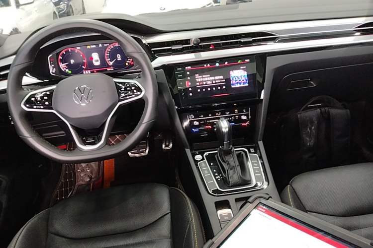 Used Volkswagen FAW-Volkswagen CC 2023 380TSI Striking Edition Center Console