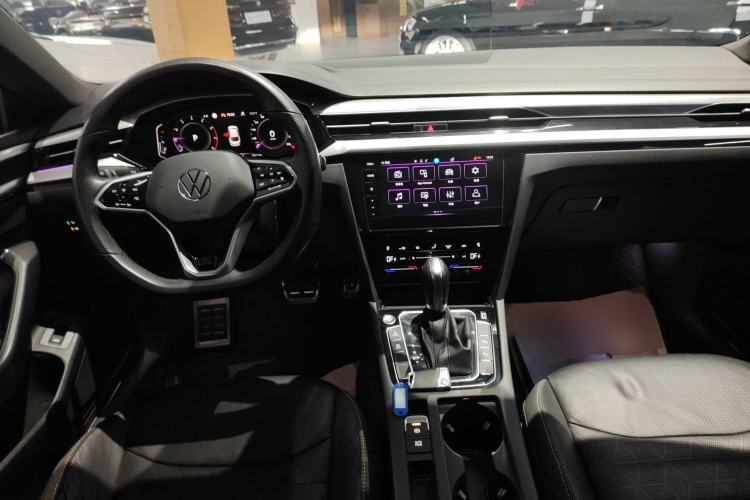 Used Volkswagen FAW-Volkswagen CC 2023 380TSI Striking Edition Center Console