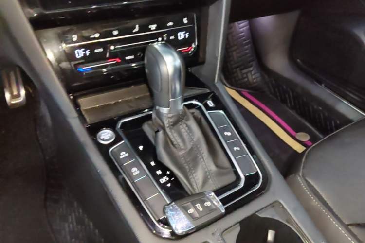 Used Volkswagen FAW-Volkswagen CC 2023 Hunting Vehicle 380TSI Hunter's Heart Edition Gear Lever
