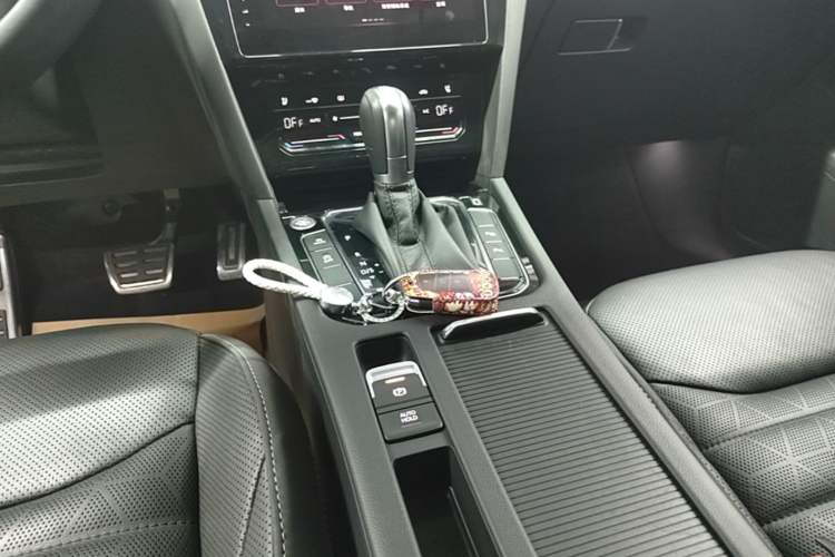 Used Volkswagen FAW-Volkswagen CC 2023 380TSI Striking Edition Gear Lever