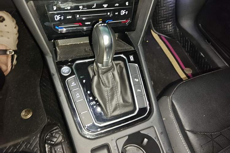 Used Volkswagen FAW-Volkswagen CC 2023 Hunting Vehicle 380TSI Hunter's Heart Edition Gear Lever