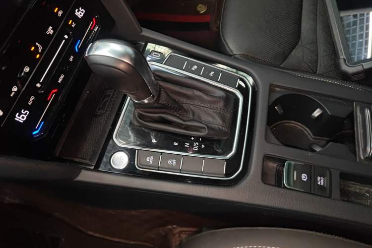 Used Volkswagen FAW-Volkswagen CC 2023 380TSI Striking Edition Gear Lever