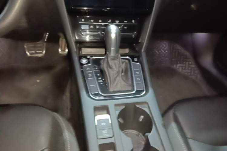 Used Volkswagen FAW-Volkswagen CC 2023 380TSI Striking Edition Gear Lever