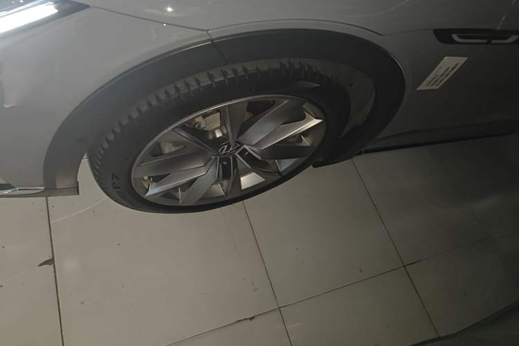 Used Volkswagen FAW-Volkswagen CC 2023 Hunting Vehicle 380TSI Hunter's Heart Edition Left Front Wheel Hub