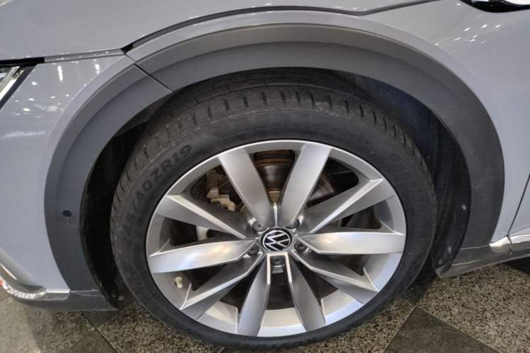 Used Volkswagen FAW-Volkswagen CC 2023 Hunting Vehicle 380TSI Hunter's Heart Edition Left Front Wheel Hub