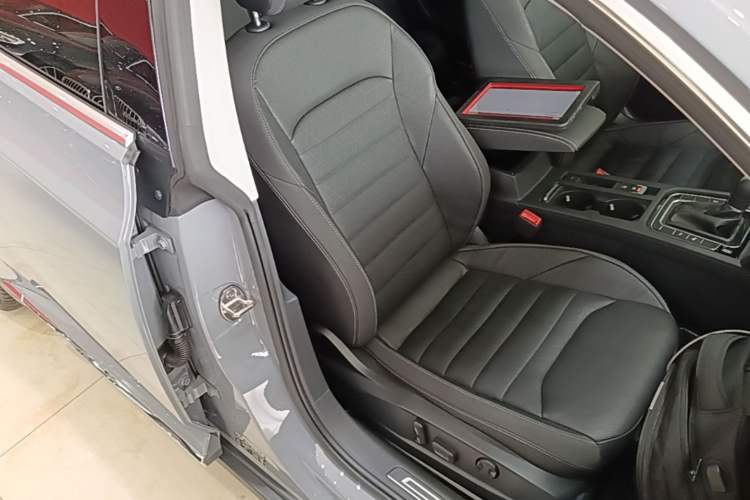 Used Volkswagen FAW-Volkswagen CC 2023 Hunting Vehicle 380TSI Hunter's Heart Edition Right Front Seat