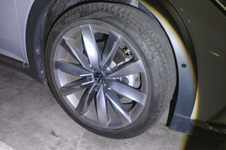 Used Volkswagen FAW-Volkswagen CC 2023 Hunting Vehicle 380TSI Hunter's Heart Edition Right Front Wheel Hub