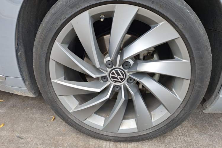 Used Volkswagen FAW-Volkswagen CC 2023 380TSI Striking Edition Right Front Wheel Hub