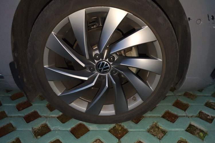 Used Volkswagen FAW-Volkswagen CC 2023 380TSI Striking Edition Right Front Wheel Hub