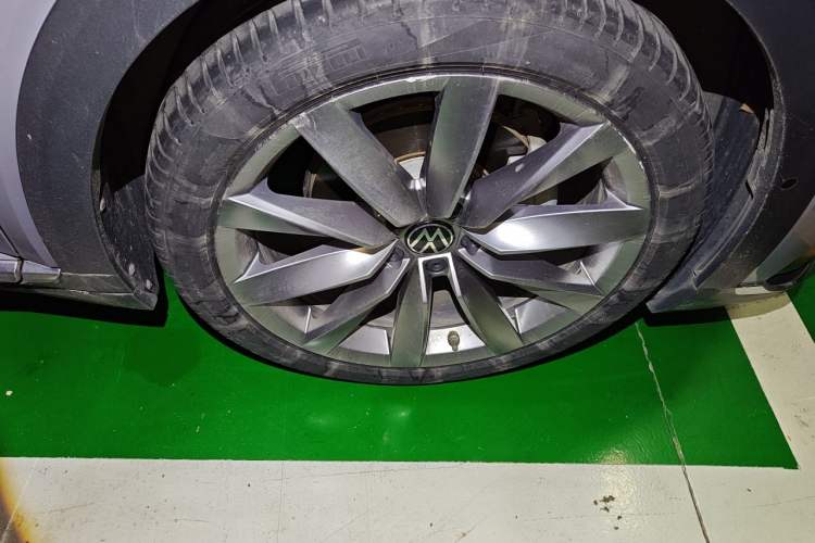 Used Volkswagen FAW-Volkswagen CC 2023 Hunting Vehicle 380TSI Hunter's Heart Edition Right Front Wheel Hub