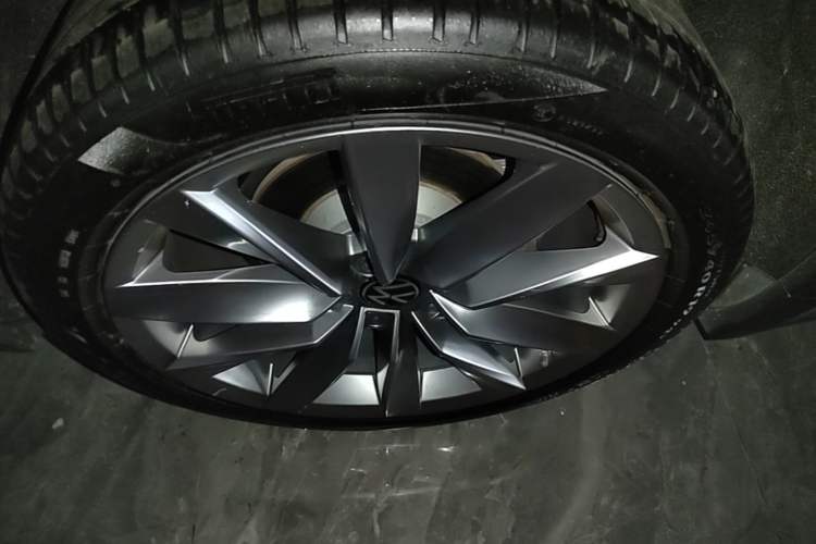 Used Volkswagen FAW-Volkswagen CC 2023 Hunting Vehicle 380TSI Hunter's Heart Edition Right Rear Wheel Hub