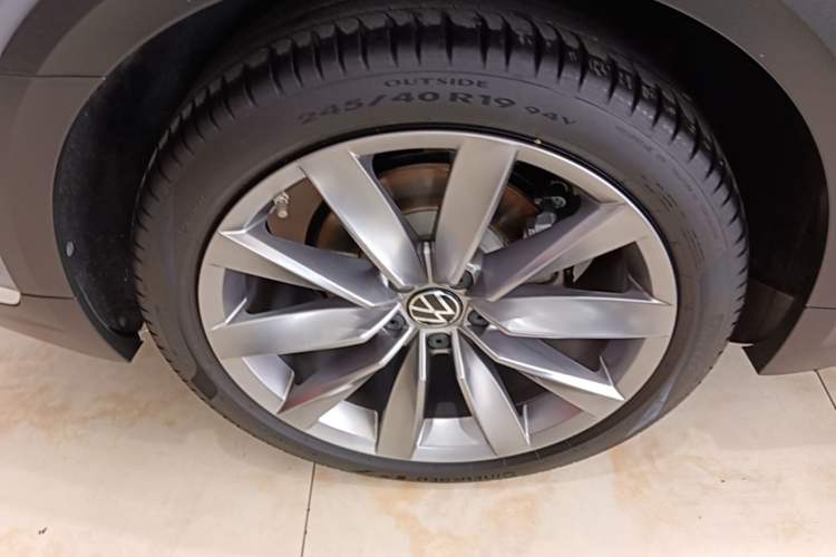Used Volkswagen FAW-Volkswagen CC 2023 Hunting Vehicle 380TSI Hunter's Heart Edition Right Rear Wheel Hub