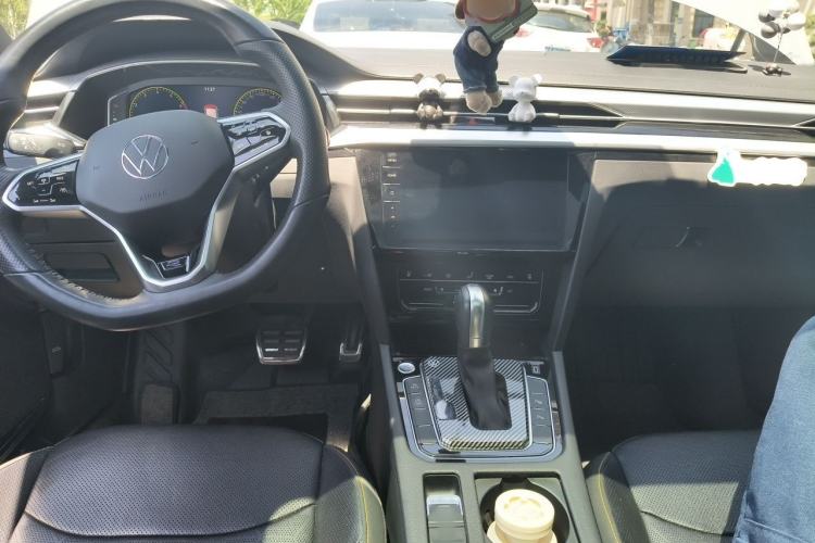 Used Volkswagen FAW-Volkswagen CC 2023 380TSI Striking Edition Center Console