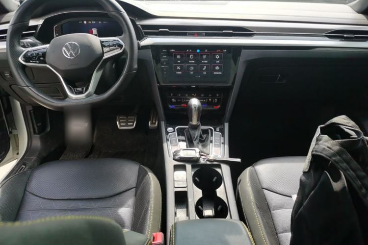 Used Volkswagen FAW-Volkswagen CC 2023 380TSI Striking Edition Center Console
