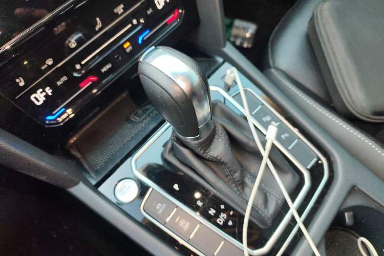 Used Volkswagen FAW-Volkswagen CC 2023 380TSI Striking Edition Gear Lever