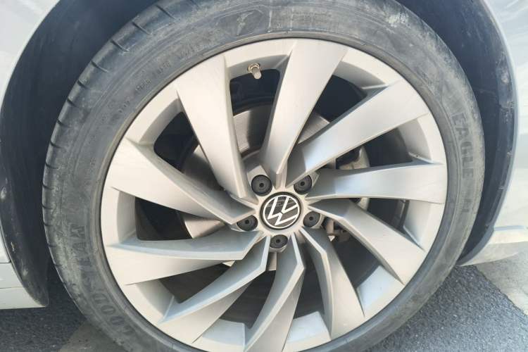 Used Volkswagen FAW-Volkswagen CC 2023 380TSI Striking Edition Right Front Wheel Hub