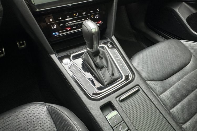 Used Volkswagen FAW-Volkswagen CC 2023 380TSI Striking Edition Audio And AC Panel