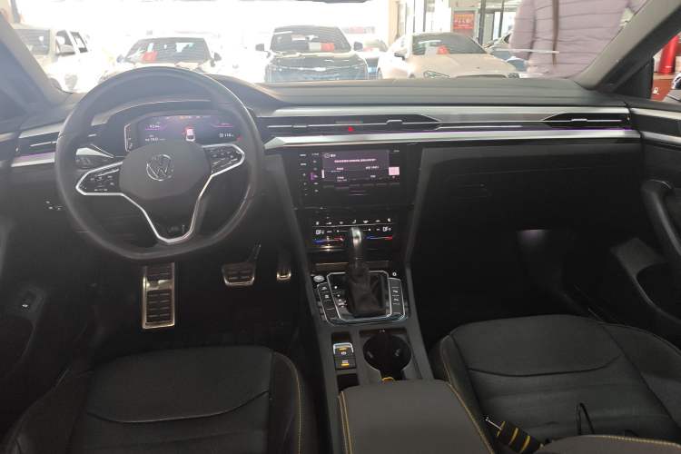 Used Volkswagen FAW-Volkswagen CC 2023 380TSI Striking Edition Center Console