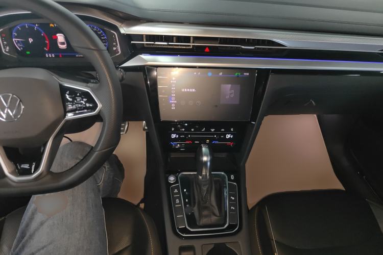 Used Volkswagen FAW-Volkswagen CC 2023 380TSI Striking Edition Center Console