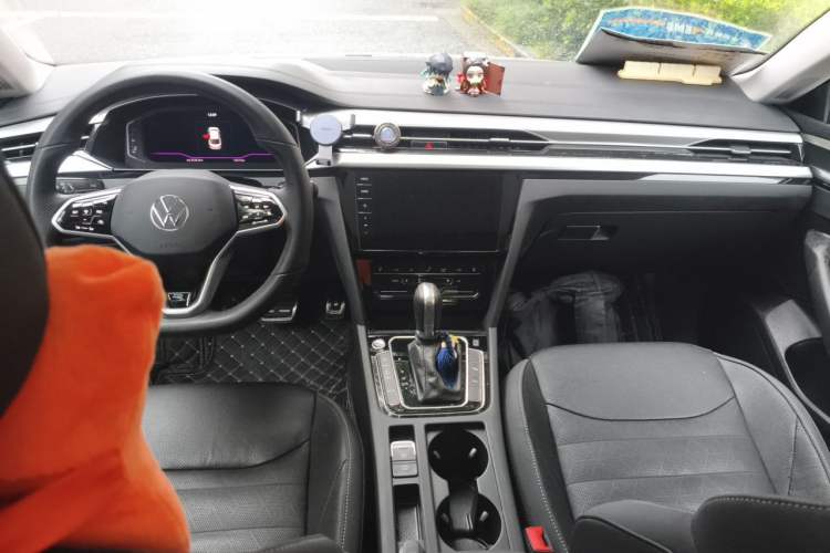 Used Volkswagen FAW-Volkswagen CC 2023 380TSI Striking Edition Center Console