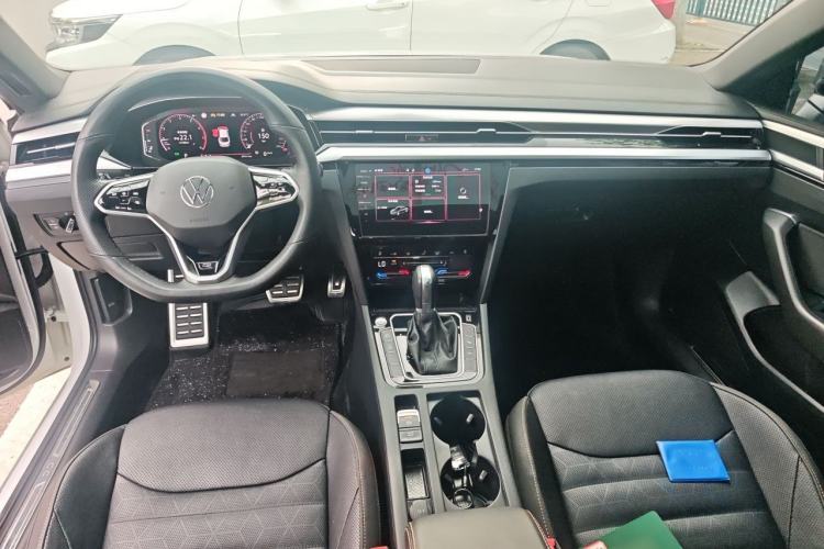 Used Volkswagen FAW-Volkswagen CC 2023 380TSI Striking Edition Center Console