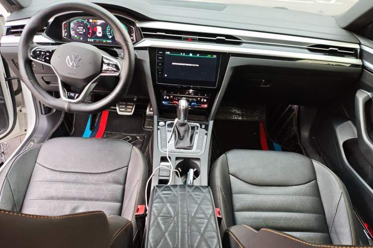 Used Volkswagen FAW-Volkswagen CC 2023 380TSI Striking Edition Center Console