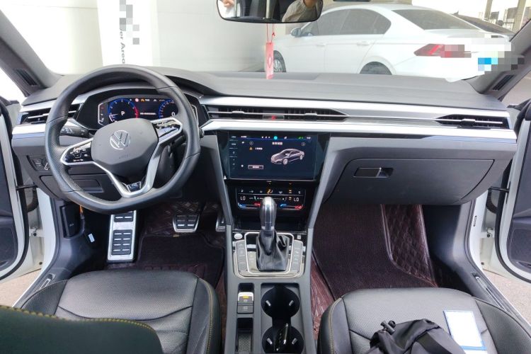 Used Volkswagen FAW-Volkswagen CC 2023 380TSI Striking Edition Center Console