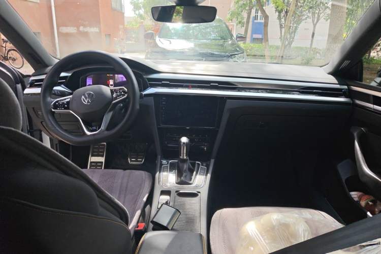Used Volkswagen FAW-Volkswagen CC 2023 380TSI Striking Edition Center Console