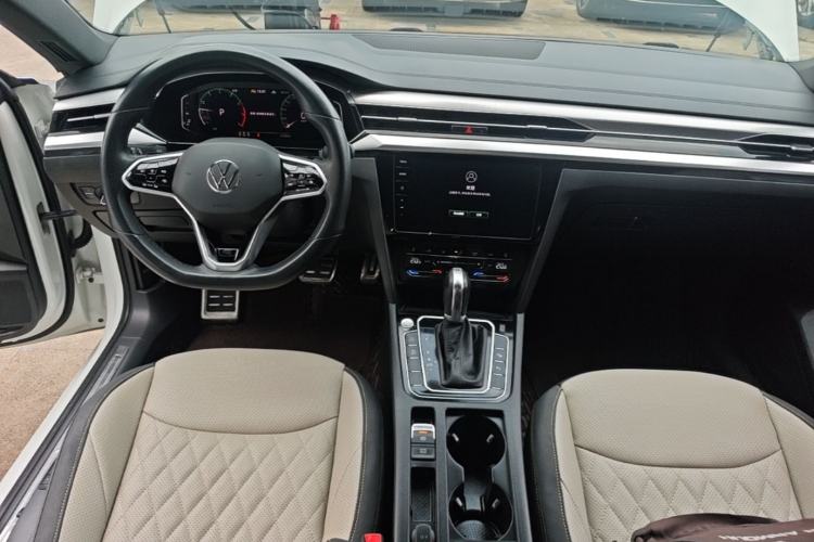 Used Volkswagen FAW-Volkswagen CC 2023 380TSI Striking Edition Center Console