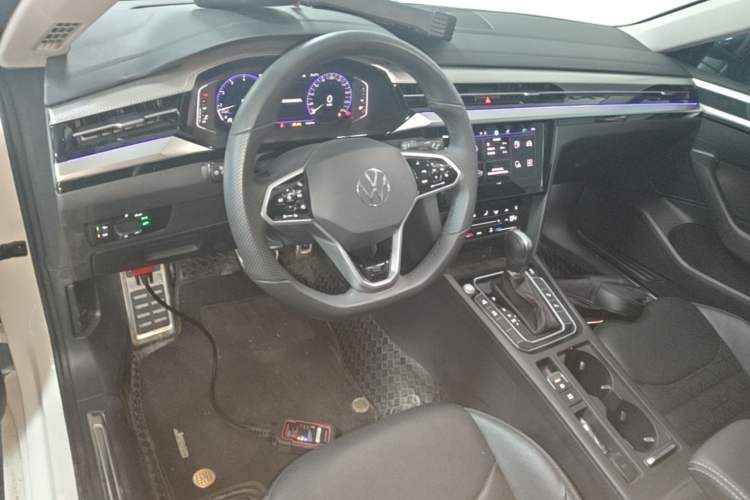 Used Volkswagen FAW-Volkswagen CC 2023 380TSI Striking Edition Center Console