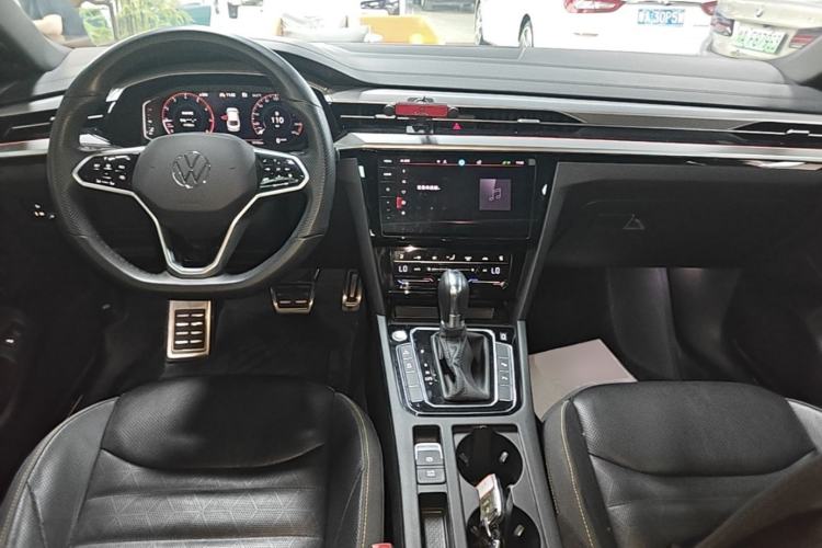 Used Volkswagen FAW-Volkswagen CC 2023 380TSI Striking Edition Center Console