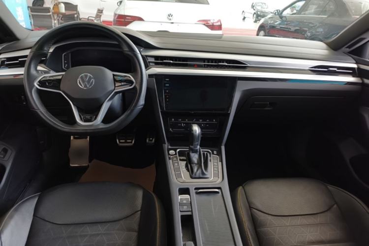 Used Volkswagen FAW-Volkswagen CC 2023 380TSI Striking Edition Center Console